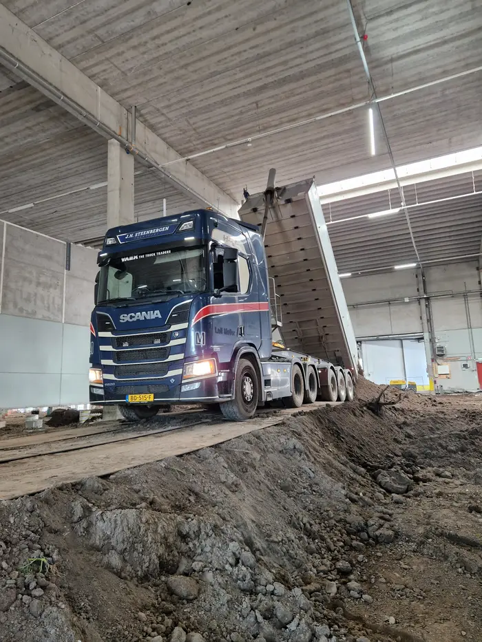 Vrachtwagen van J.H. Steenbergen aan het werk